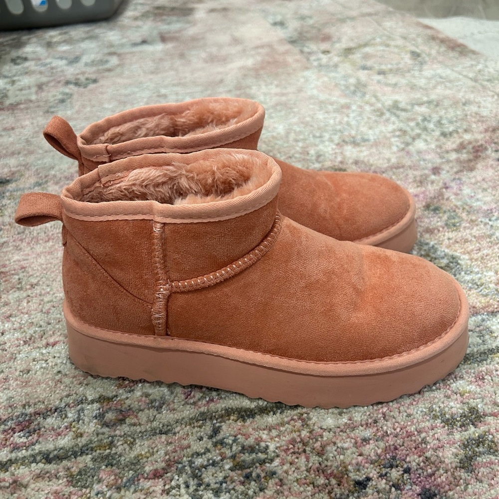 Women's Beach by Matisse uggs- light pink/ peach